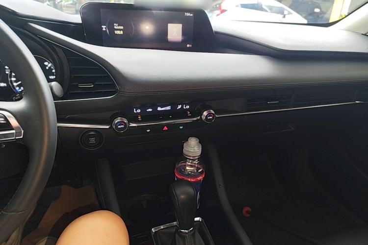 Used Mazda 3 Axela 2021 2.0L Automatic Zhi Rui Edition Center Console