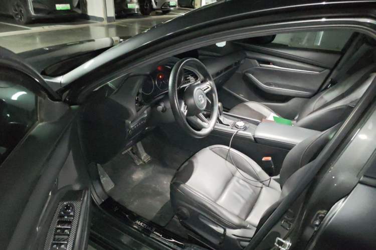 Used Mazda 3 Axela 2021 1.5L Automatic Luxury Version Driver Seat