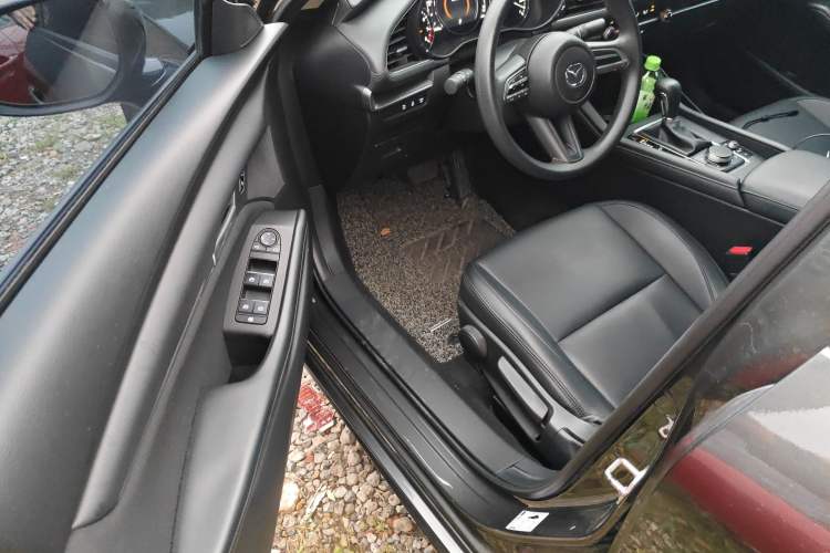 Used Mazda 3 Axela 2021 1.5L Automatic ZhiMei Edition Interior 3