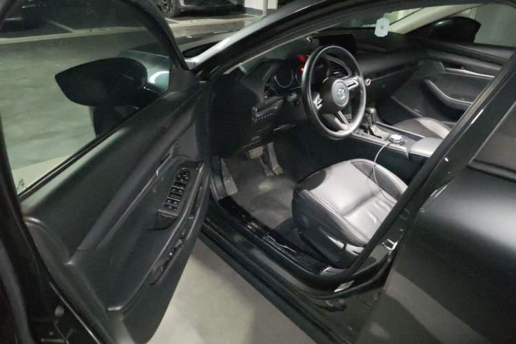 Used Mazda 3 Axela 2021 1.5L Automatic Luxury Version Left Front Seat