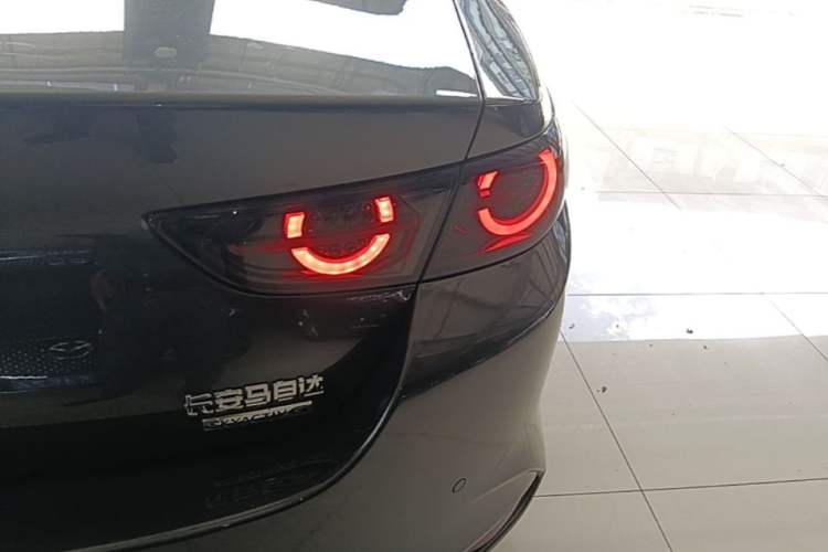 Used Mazda 3 Axela 2021 2.0L Automatic ZhiXuan Edition Right Rear Taillight