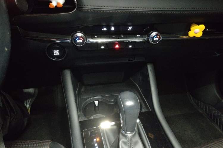 Used Mazda 3 Axela 2021 2.0L Automatic ZhiZun Edition Audio And AC Panel