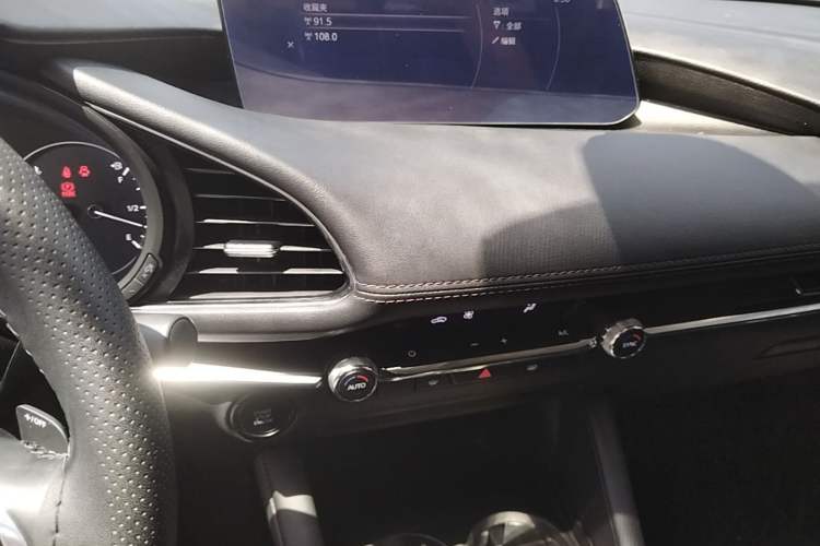 Used Mazda 3 Axela 2021 2.0L Automatic Zhi Rui Edition Audio And AC Panel
