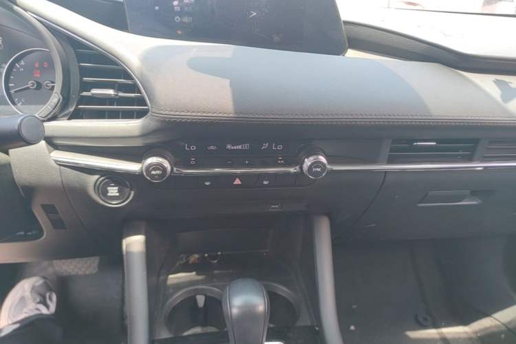 Used Mazda 3 Axela 2021 2.0L Automatic Zhiya Edition Audio And AC Panel