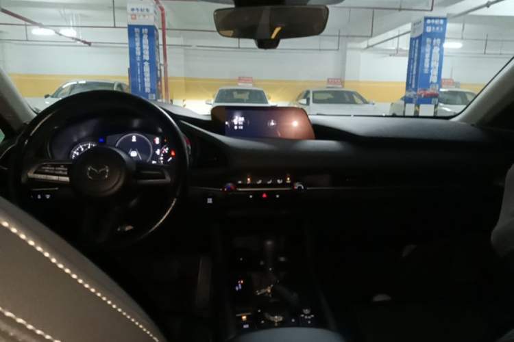Used Mazda 3 Axela 2021 1.5L Automatic Zhiyue Edition Center Console