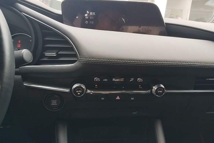 Used Mazda 3 Axela 2021 2.0L Automatic Zhiya Edition Audio And AC Panel