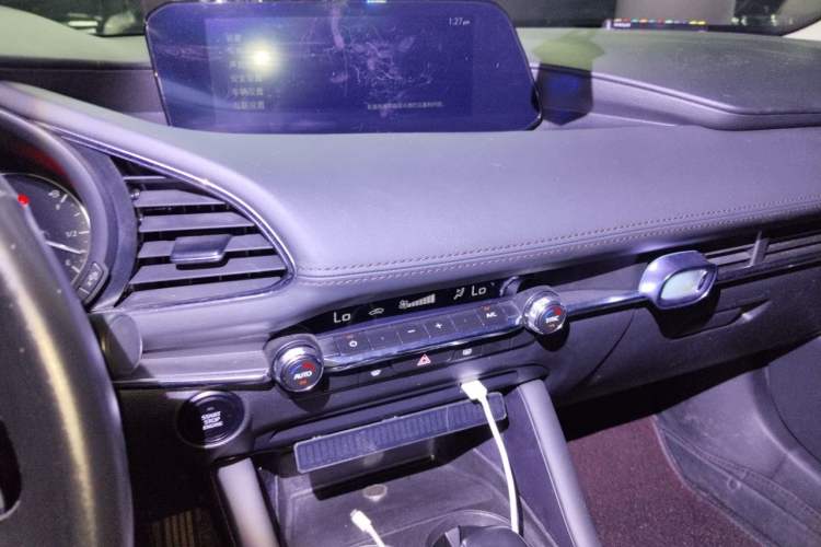 Used Mazda 3 Axela 2021 2.0L Automatic Zhiya Edition Audio And AC Panel