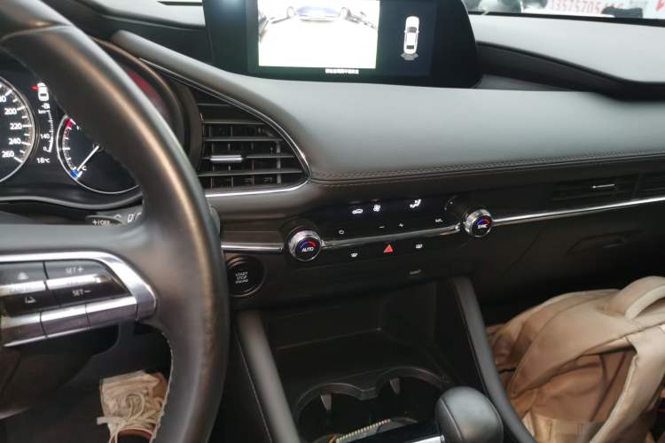 Used Mazda 3 Axela 2021 2.0L Automatic Zhi Rui Edition Audio And AC Panel
