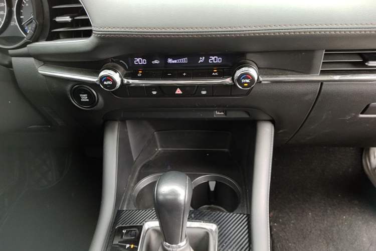Used Mazda 3 Axela 2021 2.0L Automatic ZhiXuan Edition Audio And AC Panel