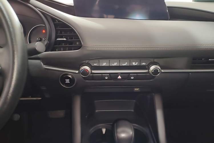 Used Mazda 3 Axela 2021 2.0L Automatic Zhiqing Edition Audio And AC Panel