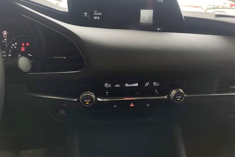 Used Mazda 3 Axela 2021 2.0L Automatic Zhi Rui Edition Audio And AC Panel