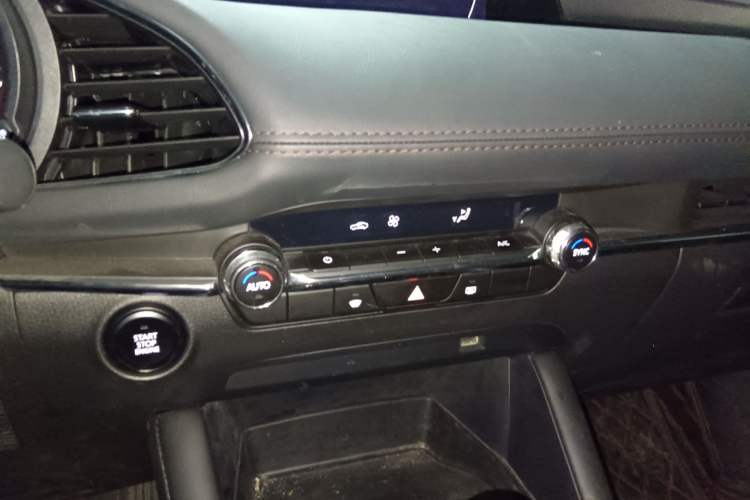 Used Mazda 3 Axela 2021 2.0L Automatic Zhiya Edition Audio And AC Panel
