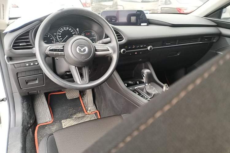 Used Mazda 3 Axela 2021 1.5L Automatic ZhiMei Edition Center Console