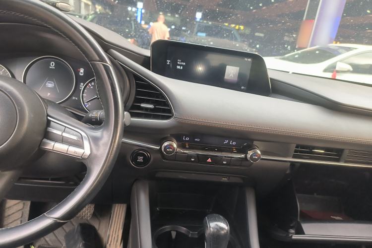Used Mazda 3 Axela 2021 2.0L Automatic Zhiya Edition Center Console