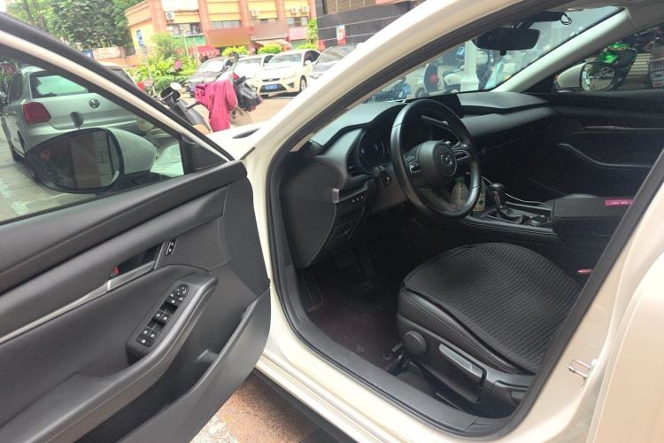 Used Mazda 3 Axela 2021 1.5L Automatic Luxury Version Driver Seat