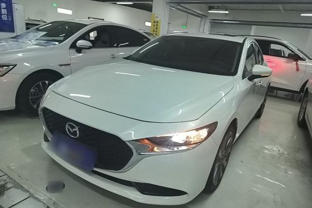 Ojetý Mazda 3 Axela 2021 2.0L Automatic Zhiya Edition