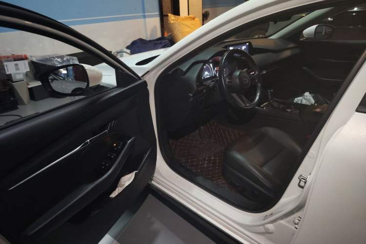 Used Mazda 3 Axela 2021 2.0L Automatic Zhi Rui Edition Interior 3