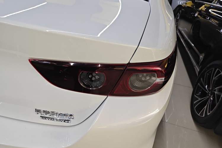 Used Mazda 3 Axela 2021 2.0L Automatic ZhiXuan Edition Right Rear Taillight
