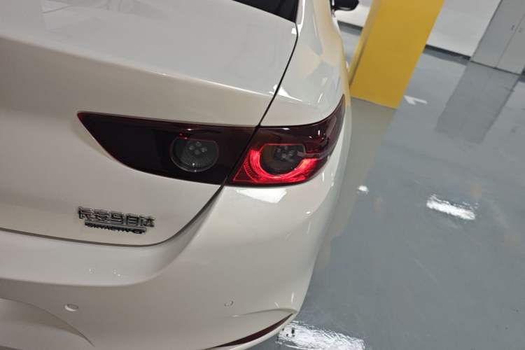 Used Mazda 3 Axela 2021 2.0L Automatic ZhiXuan Edition Right Rear Taillight