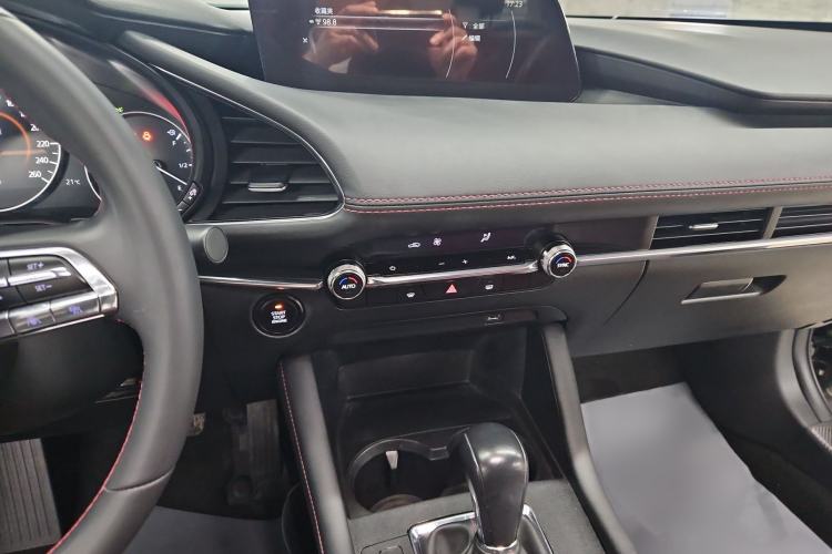 Used Mazda 3 Axela 2022 2.0L Automatic Premium Black Obsidian Edition Audio And AC Panel