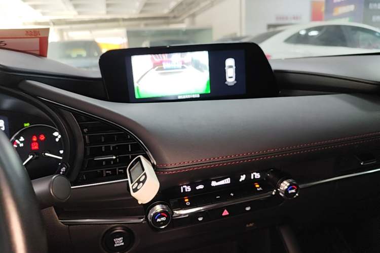 Used Mazda 3 Axela 2022 2.0L Automatic Zhi Rui Obsidian Edition Audio And AC Panel