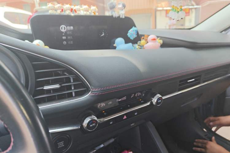 Used Mazda 3 Axela 2022 2.0L Automatic Premium Black Obsidian Edition Audio And AC Panel