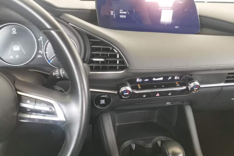 Used Mazda 3 Axela 2022 2.0L Automatic Zhi Rui Edition Audio And AC Panel