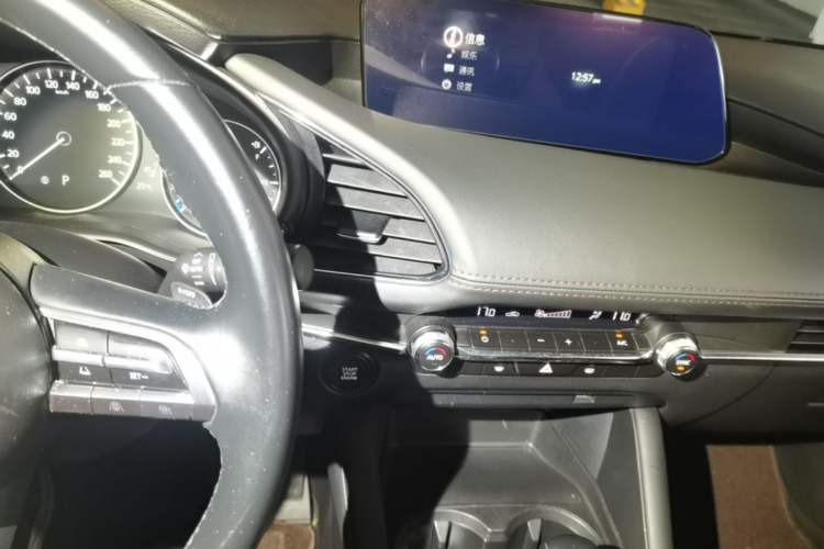 Used Mazda 3 Axela 2022 2.0L Automatic Zhi Rui Edition Audio And AC Panel