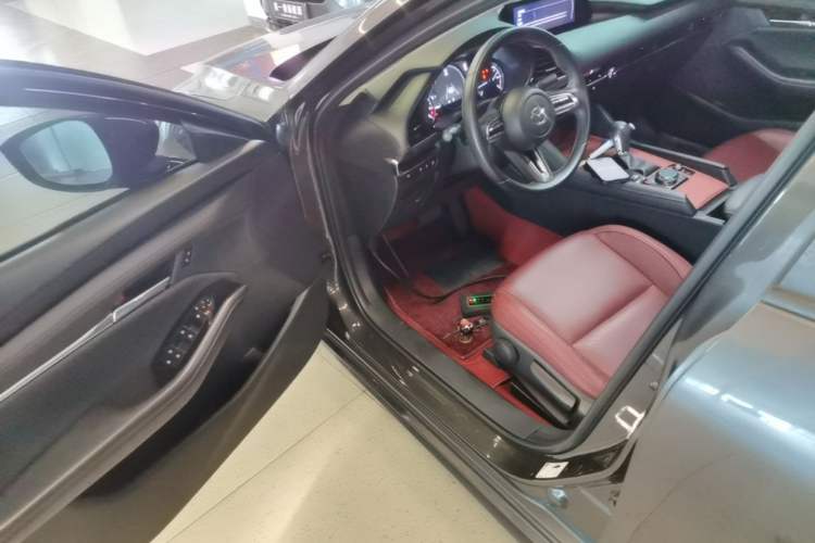 Used Mazda 3 Axela 2022 2.0L Automatic Premium Black Obsidian Edition Driver Seat