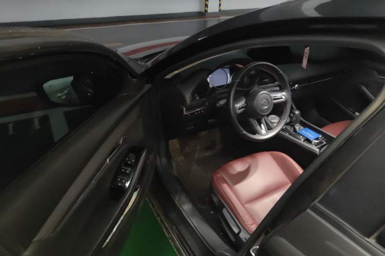 Used Mazda 3 Axela 2022 2.0L Automatic Premium Black Obsidian Edition Driver Seat