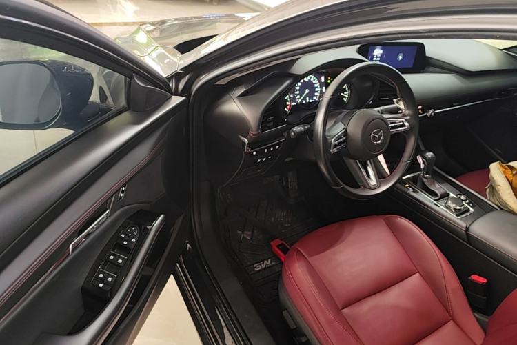 Used Mazda 3 Axela 2022 2.0L Automatic Zhi Rui Obsidian Edition Driver Seat