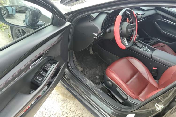 Used Mazda 3 Axela 2022 2.0L Automatic Premium Black Obsidian Edition Driver Seat