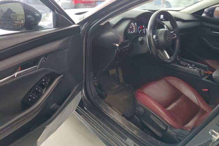 Used Mazda 3 Axela 2022 2.0L Automatic Premium Black Obsidian Edition Driver Seat