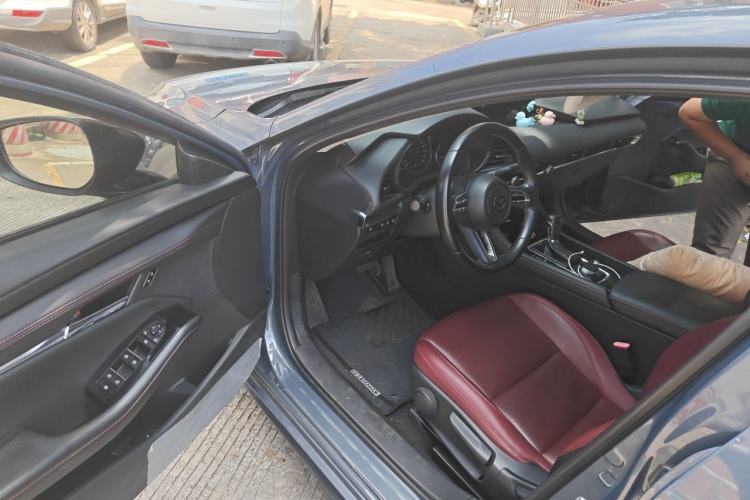 Used Mazda 3 Axela 2022 2.0L Automatic Premium Black Obsidian Edition Driver Seat