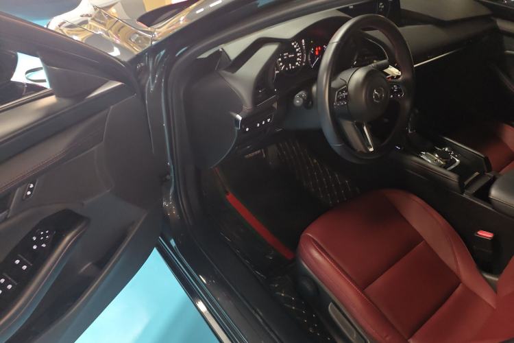 Used Mazda 3 Axela 2022 2.0L Automatic Premium Black Obsidian Edition Driver Seat
