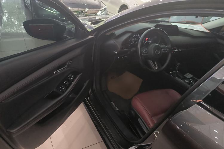 Used Mazda 3 Axela 2022 2.0L Automatic Premium Black Obsidian Edition Driver Seat