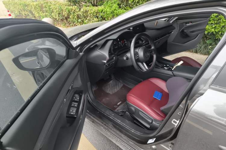 Used Mazda 3 Axela 2022 2.0L Automatic Premium Black Obsidian Edition Driver Seat
