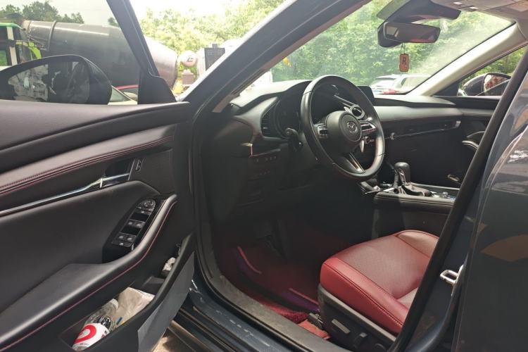 Used Mazda 3 Axela 2022 2.0L Automatic Zhi Rui Obsidian Edition Driver Seat
