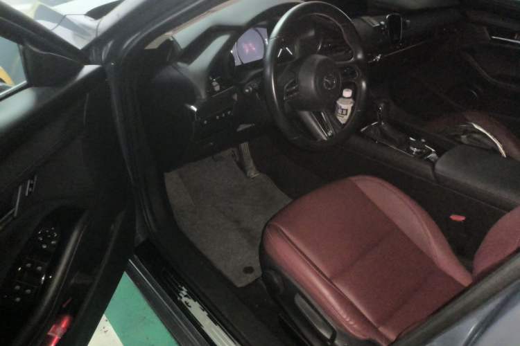 Used Mazda 3 Axela 2022 2.0L Automatic Premium Black Obsidian Edition Driver Seat