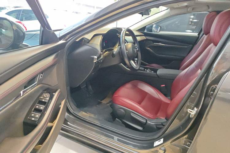 Used Mazda 3 Axela 2022 2.0L Automatic Premium Black Obsidian Edition Driver Seat