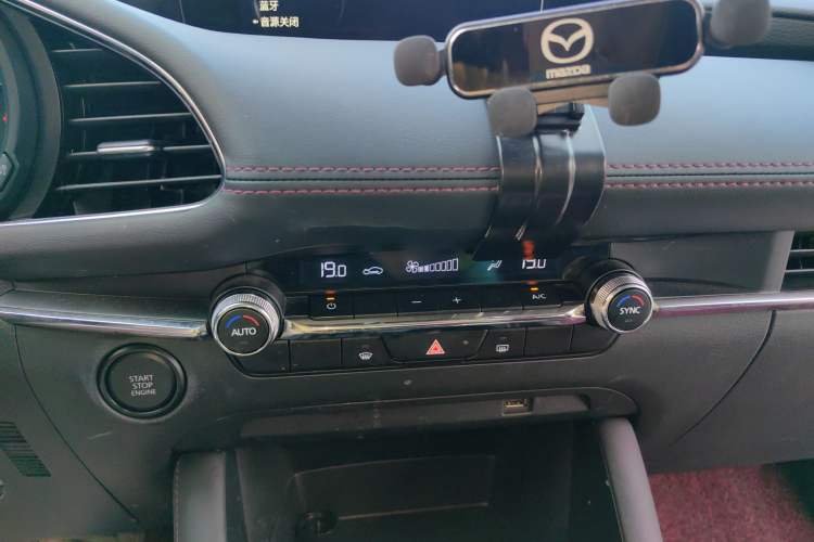 Used Mazda 3 Axela 2022 2.0L Automatic Zhi Rui Obsidian Edition Audio And AC Panel