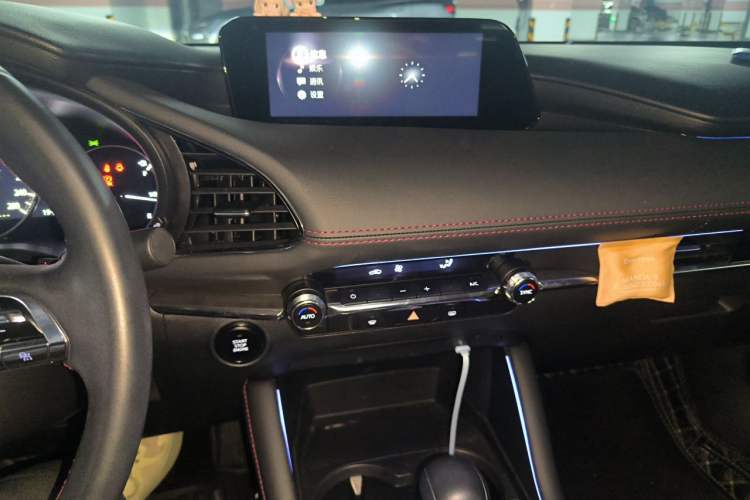 Used Mazda 3 Axela 2022 2.0L Automatic Zhi Rui Obsidian Edition Audio And AC Panel