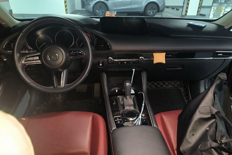 Used Mazda 3 Axela 2022 2.0L Automatic Zhi Rui Obsidian Edition Center Console