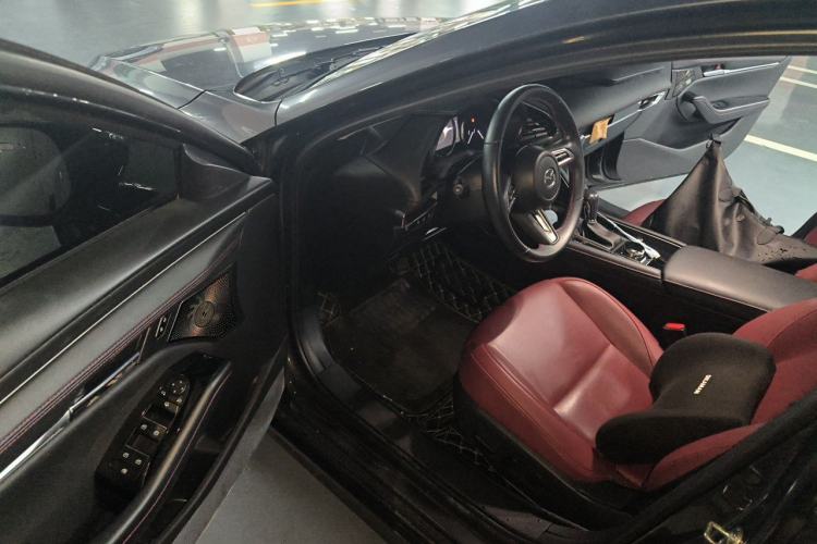 Used Mazda 3 Axela 2022 2.0L Automatic Zhi Rui Obsidian Edition Driver Seat