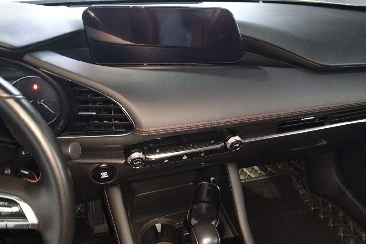 Used Mazda 3 Axela 2022 2.0L Automatic Zhi Rui Obsidian Edition Audio And AC Panel