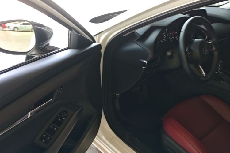Used Mazda 3 Axela 2022 2.0L Automatic Zhi Rui Obsidian Edition Driver Seat