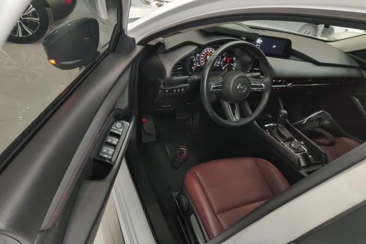 Used Mazda 3 Axela 2022 2.0L Automatic Premium Black Obsidian Edition Driver Seat