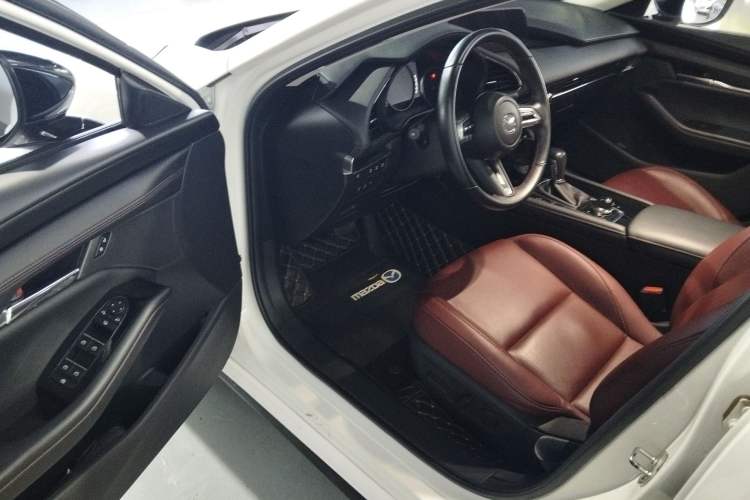Used Mazda 3 Axela 2022 2.0L Automatic Zhi Rui Obsidian Edition Driver Seat