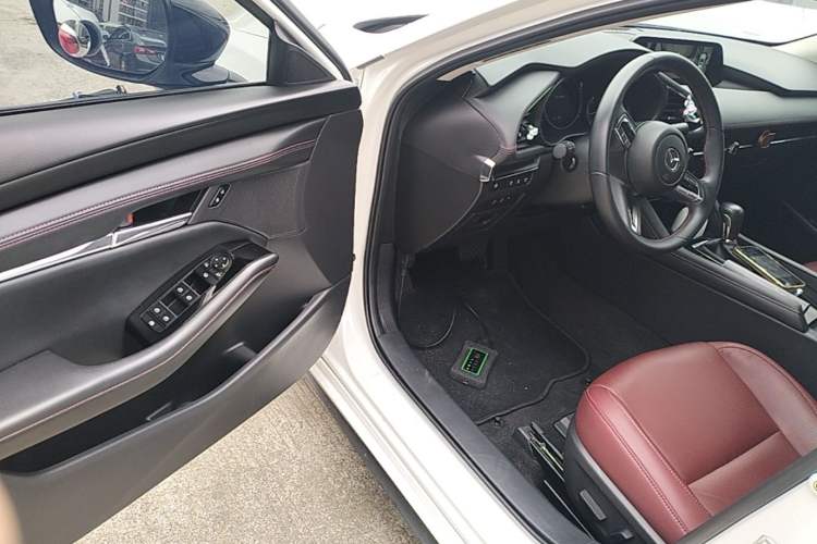 Used Mazda 3 Axela 2022 2.0L Automatic Zhiyao Obsidian Edition Driver Seat
