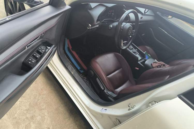 Used Mazda 3 Axela 2022 2.0L Automatic Premium Black Obsidian Edition Driver Seat